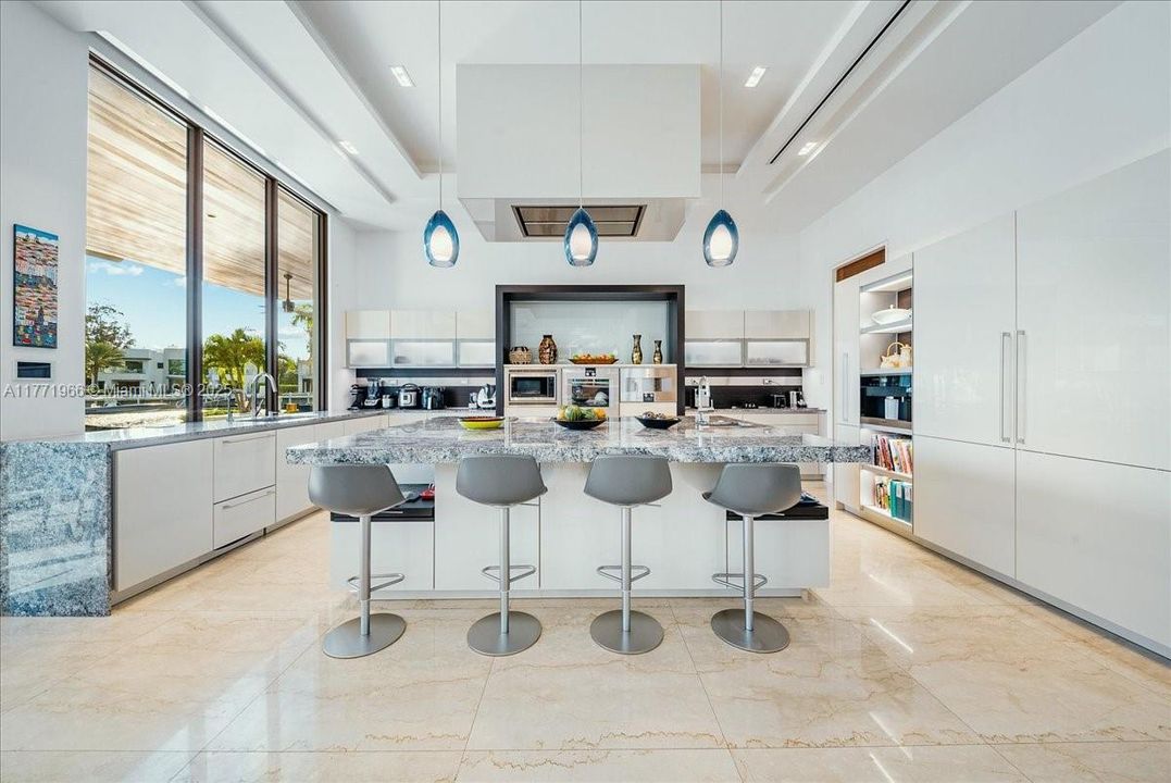 最近售出: $13,500,000 (6 贝兹, 8 浴室, 9112 平方英尺)