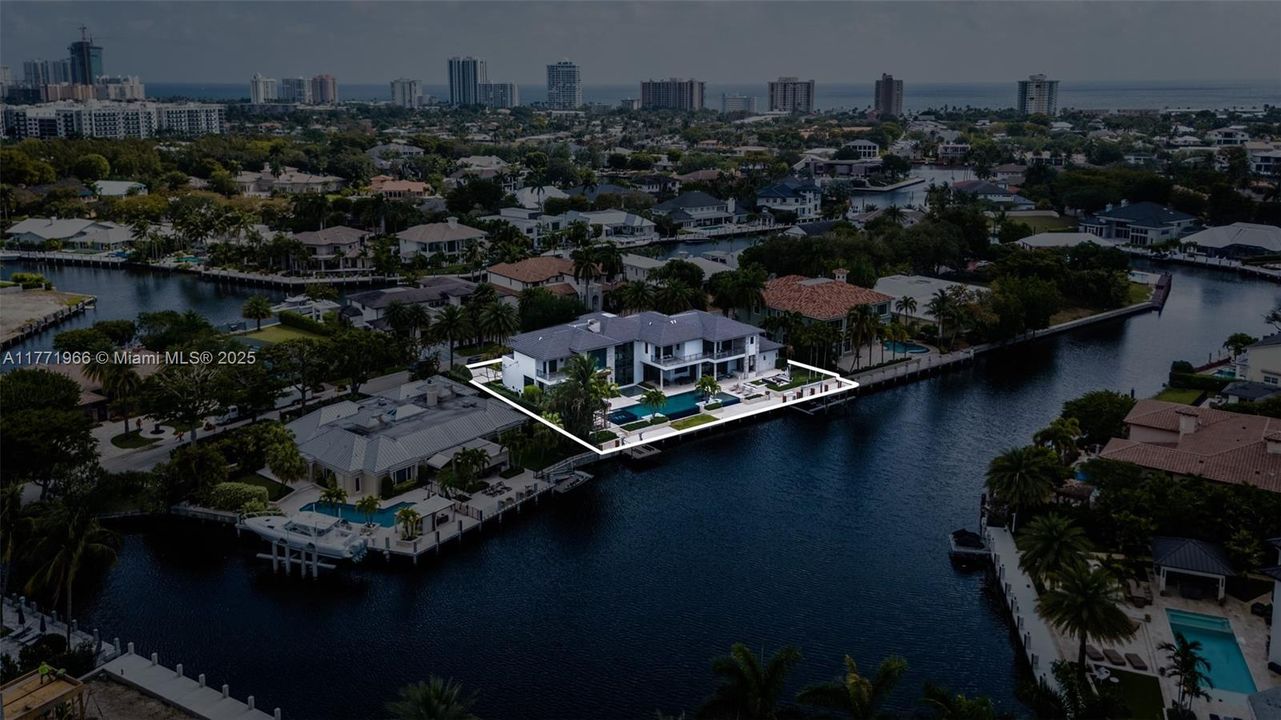 最近售出: $13,500,000 (6 贝兹, 8 浴室, 9112 平方英尺)