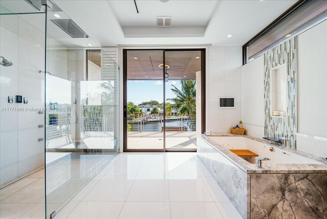 最近售出: $13,500,000 (6 贝兹, 8 浴室, 9112 平方英尺)