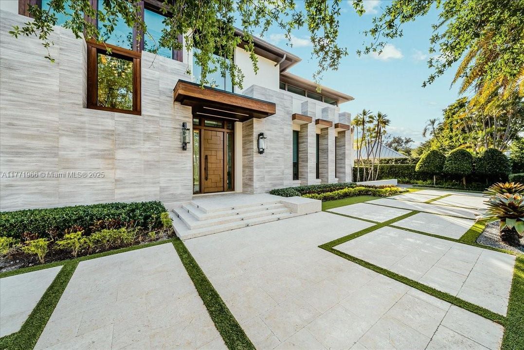 最近售出: $13,500,000 (6 贝兹, 8 浴室, 9112 平方英尺)