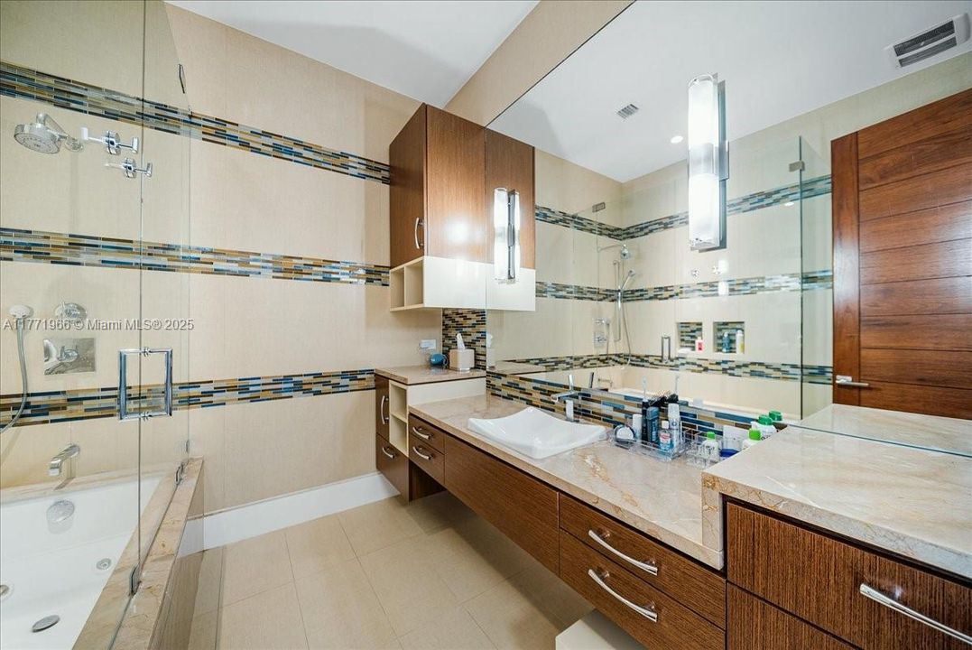 最近售出: $13,500,000 (6 贝兹, 8 浴室, 9112 平方英尺)