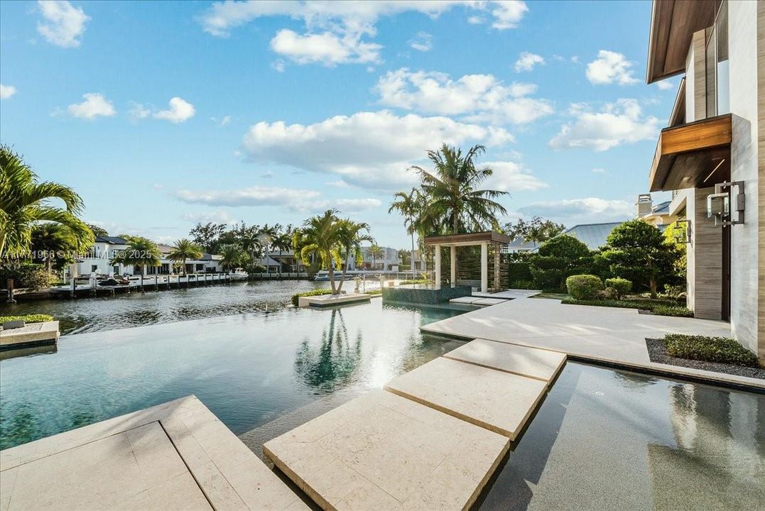 最近售出: $13,500,000 (6 贝兹, 8 浴室, 9112 平方英尺)