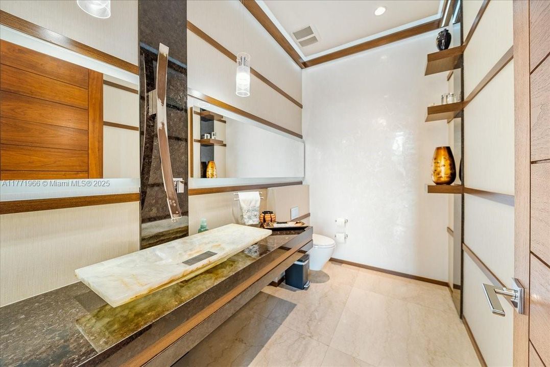 最近售出: $13,500,000 (6 贝兹, 8 浴室, 9112 平方英尺)