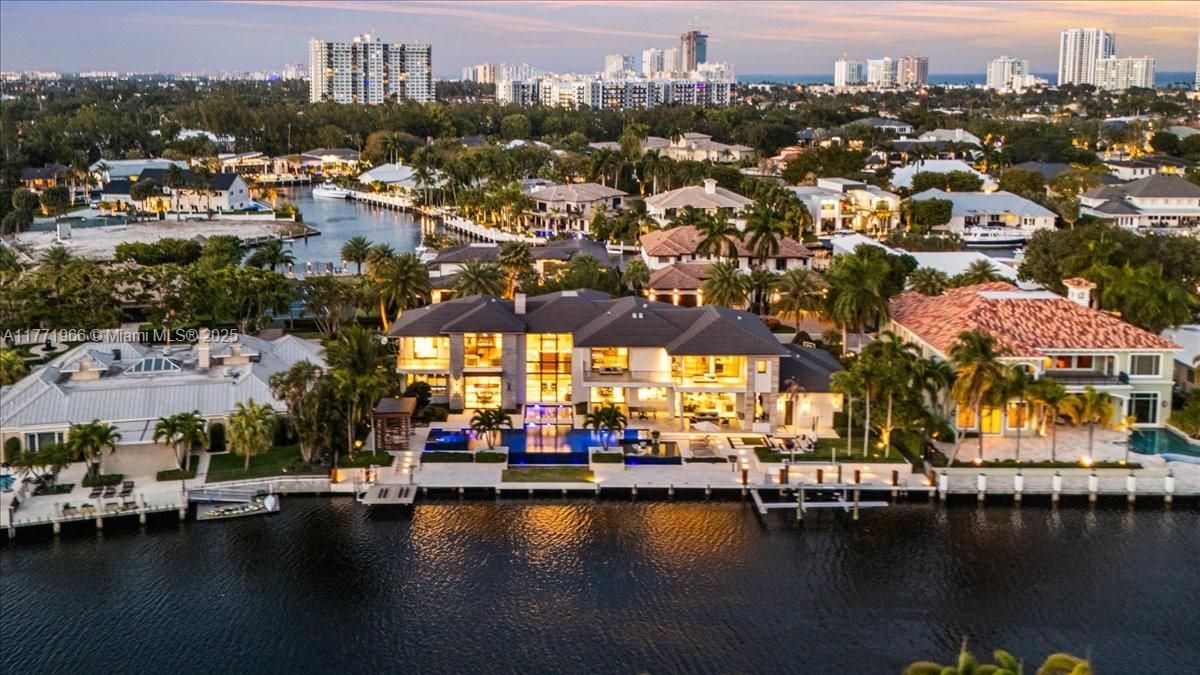 最近售出: $13,500,000 (6 贝兹, 8 浴室, 9112 平方英尺)