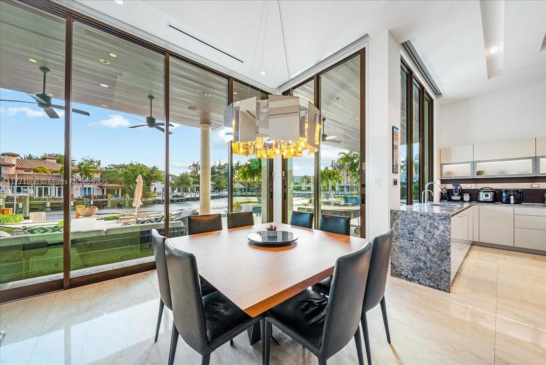 最近售出: $13,500,000 (6 贝兹, 8 浴室, 9112 平方英尺)