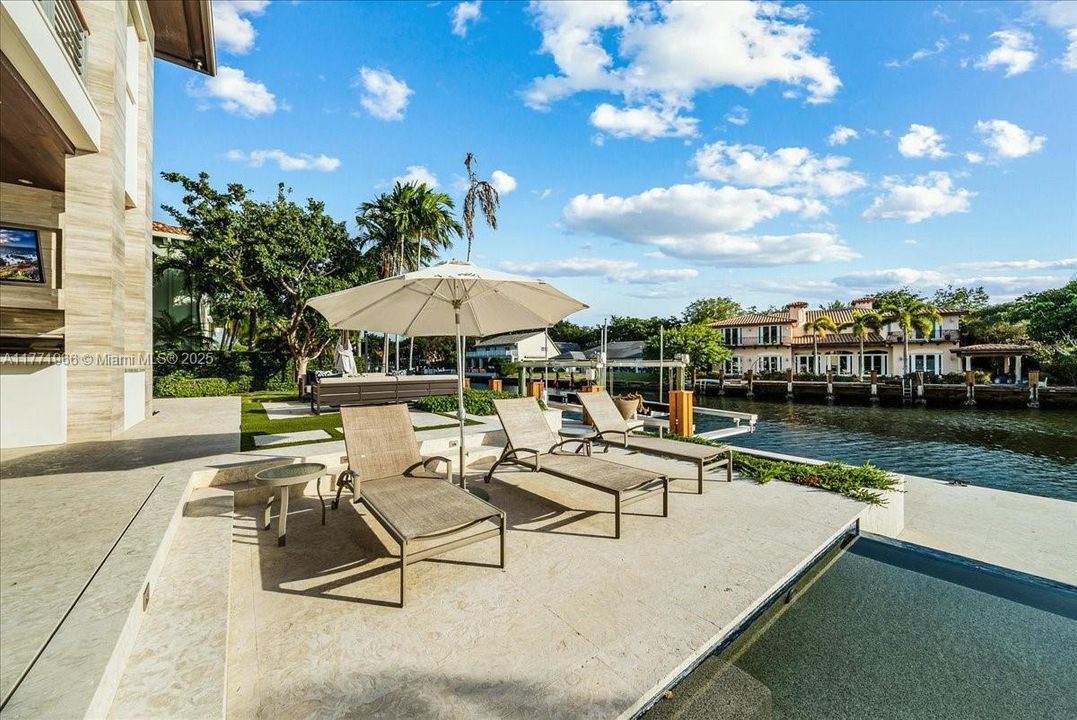 最近售出: $13,500,000 (6 贝兹, 8 浴室, 9112 平方英尺)