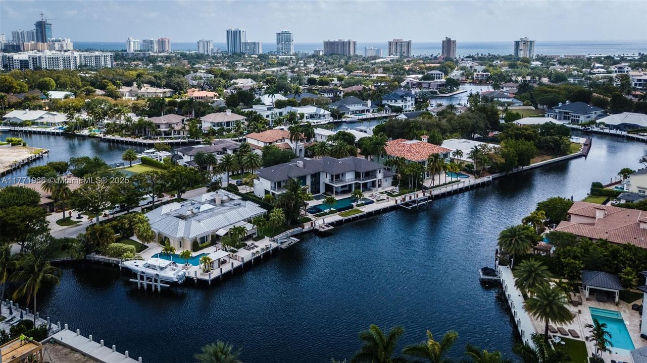 最近售出: $13,500,000 (6 贝兹, 8 浴室, 9112 平方英尺)