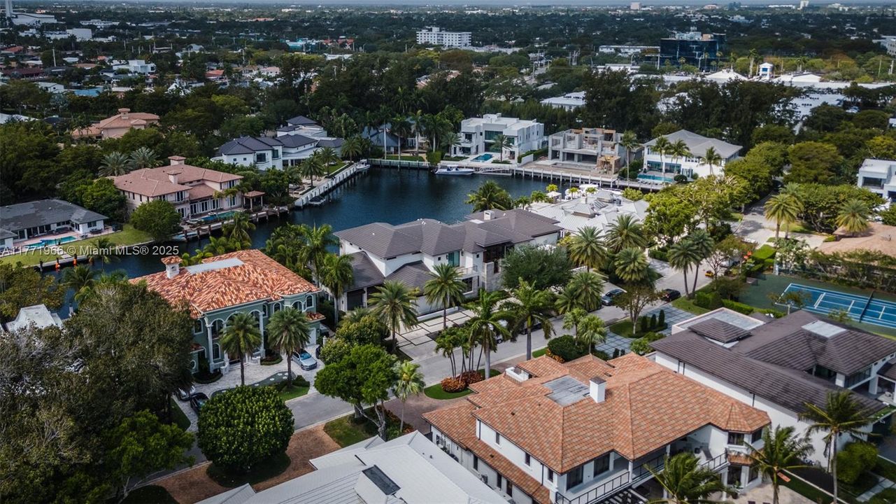 最近售出: $13,500,000 (6 贝兹, 8 浴室, 9112 平方英尺)