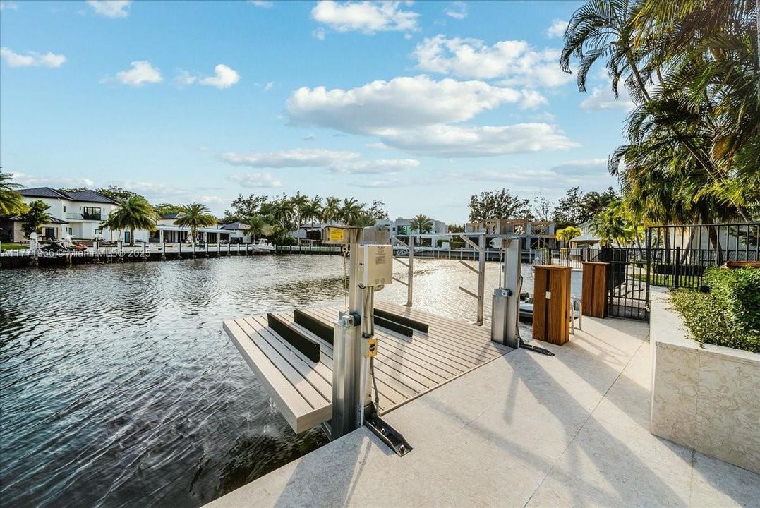 最近售出: $13,500,000 (6 贝兹, 8 浴室, 9112 平方英尺)