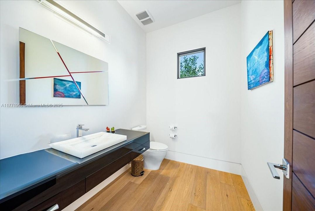 最近售出: $13,500,000 (6 贝兹, 8 浴室, 9112 平方英尺)