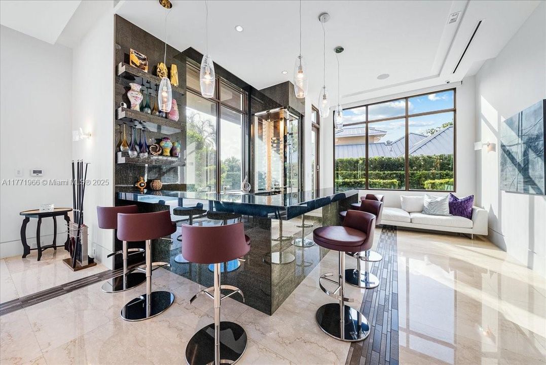 最近售出: $13,500,000 (6 贝兹, 8 浴室, 9112 平方英尺)