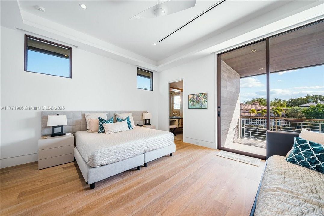 最近售出: $13,500,000 (6 贝兹, 8 浴室, 9112 平方英尺)