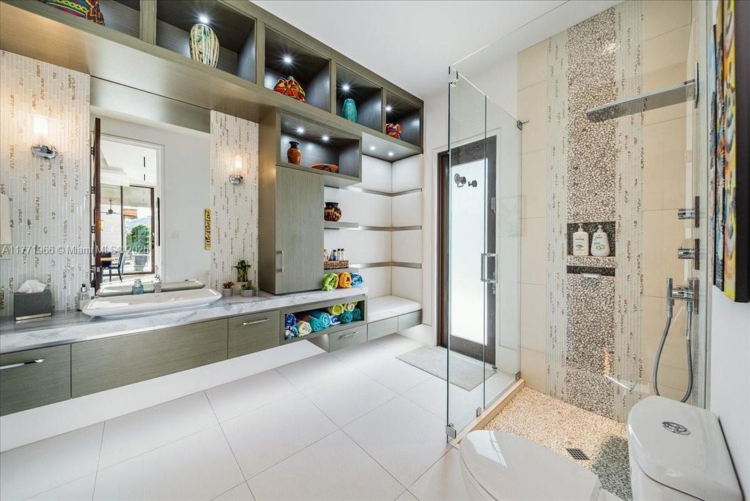 最近售出: $13,500,000 (6 贝兹, 8 浴室, 9112 平方英尺)