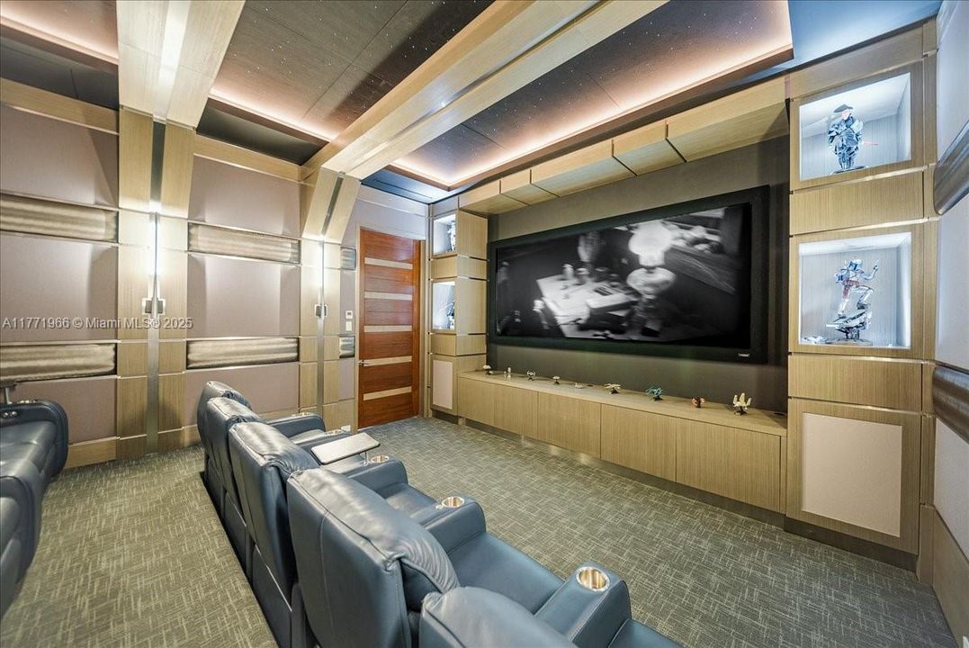 最近售出: $13,500,000 (6 贝兹, 8 浴室, 9112 平方英尺)