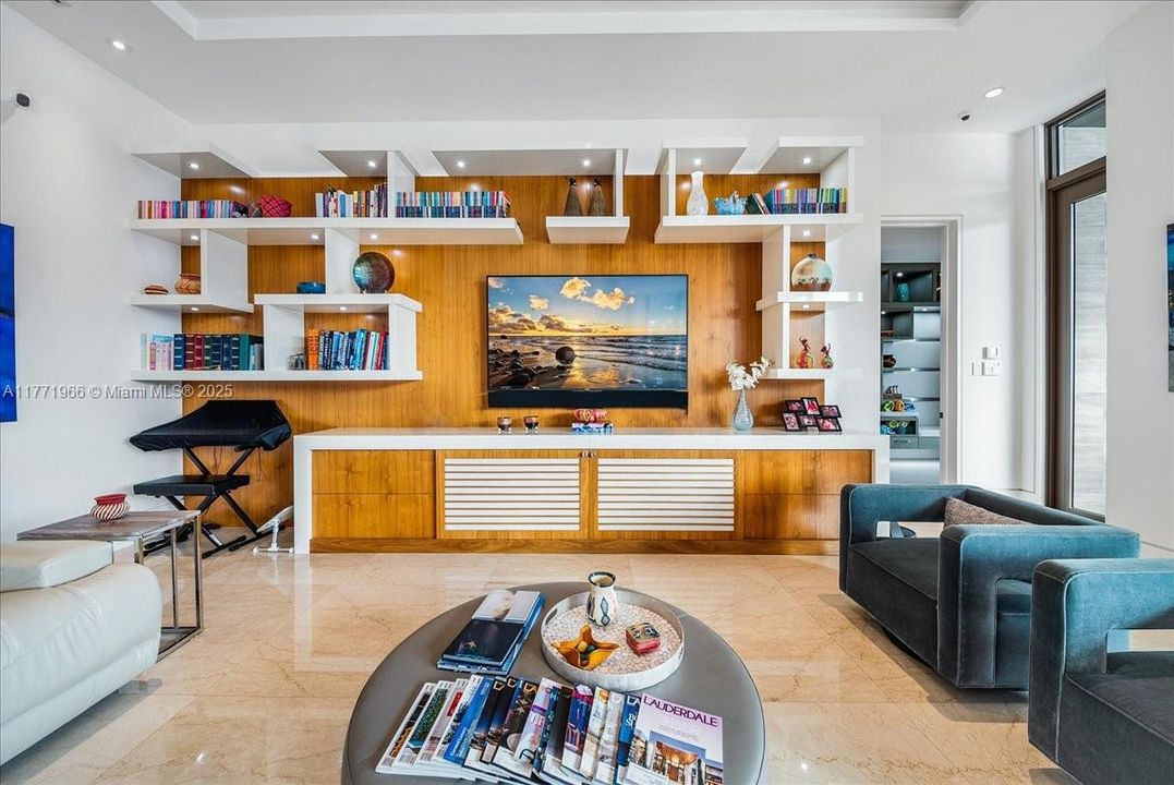 最近售出: $13,500,000 (6 贝兹, 8 浴室, 9112 平方英尺)