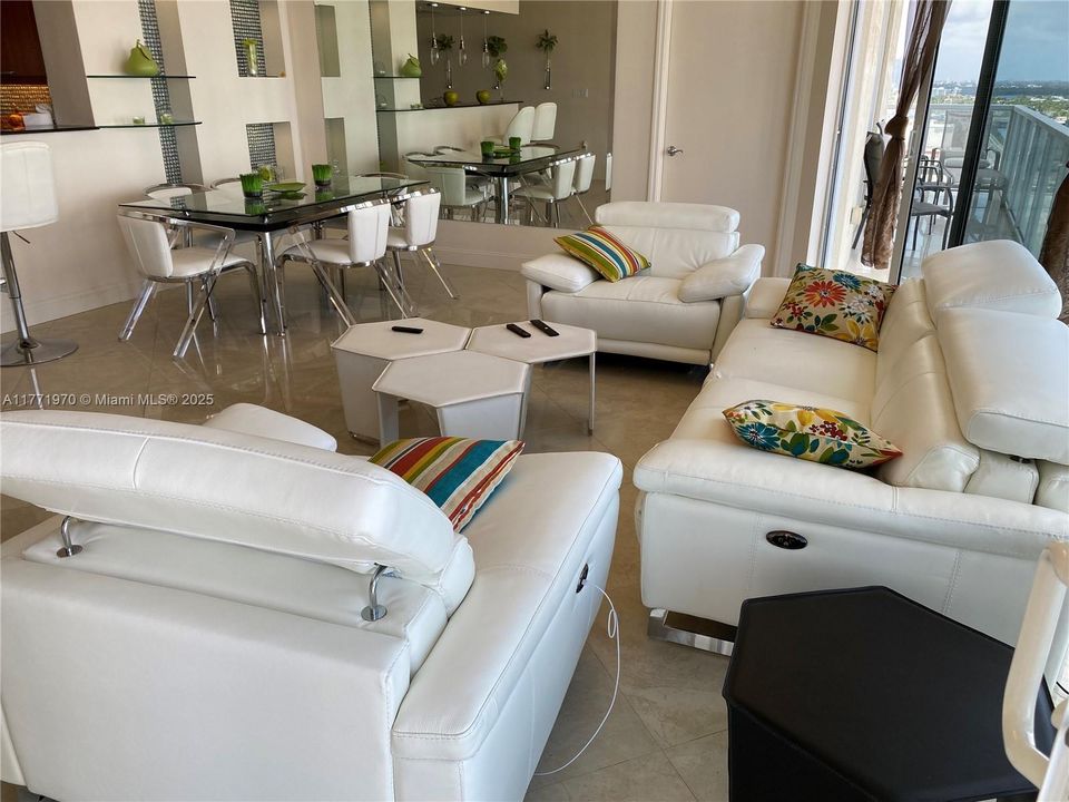 For Sale: $1,099,000 (2 beds, 2 baths, 1423 Square Feet)