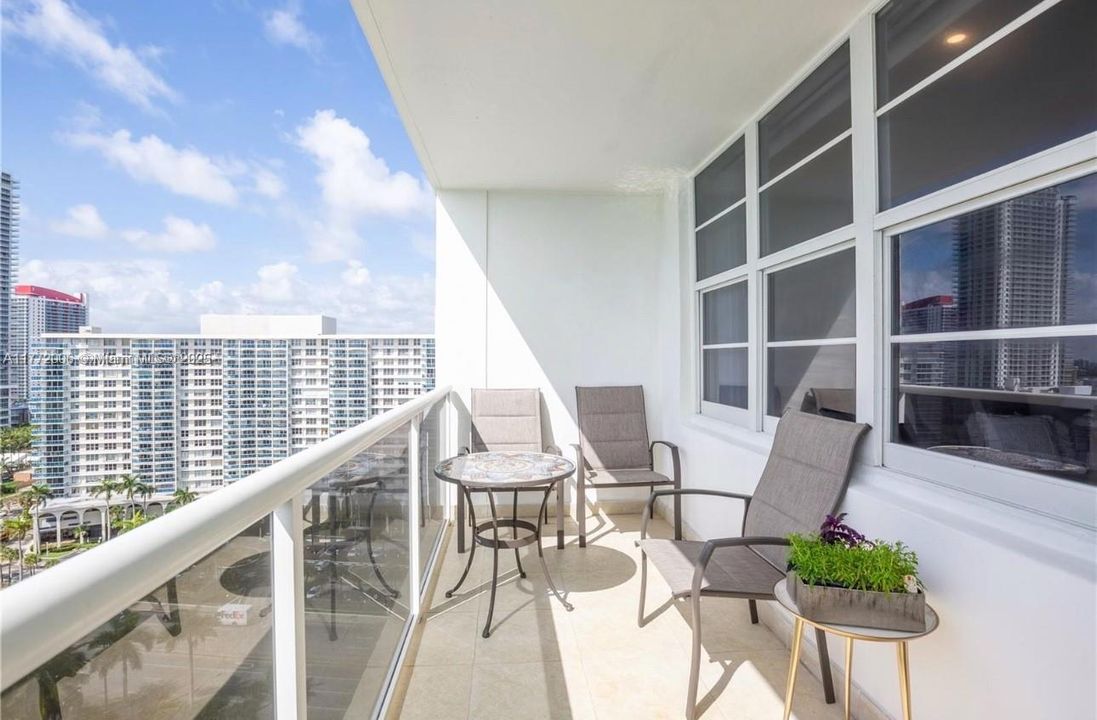 For Sale: $595,900 (2 beds, 2 baths, 1210 Square Feet)