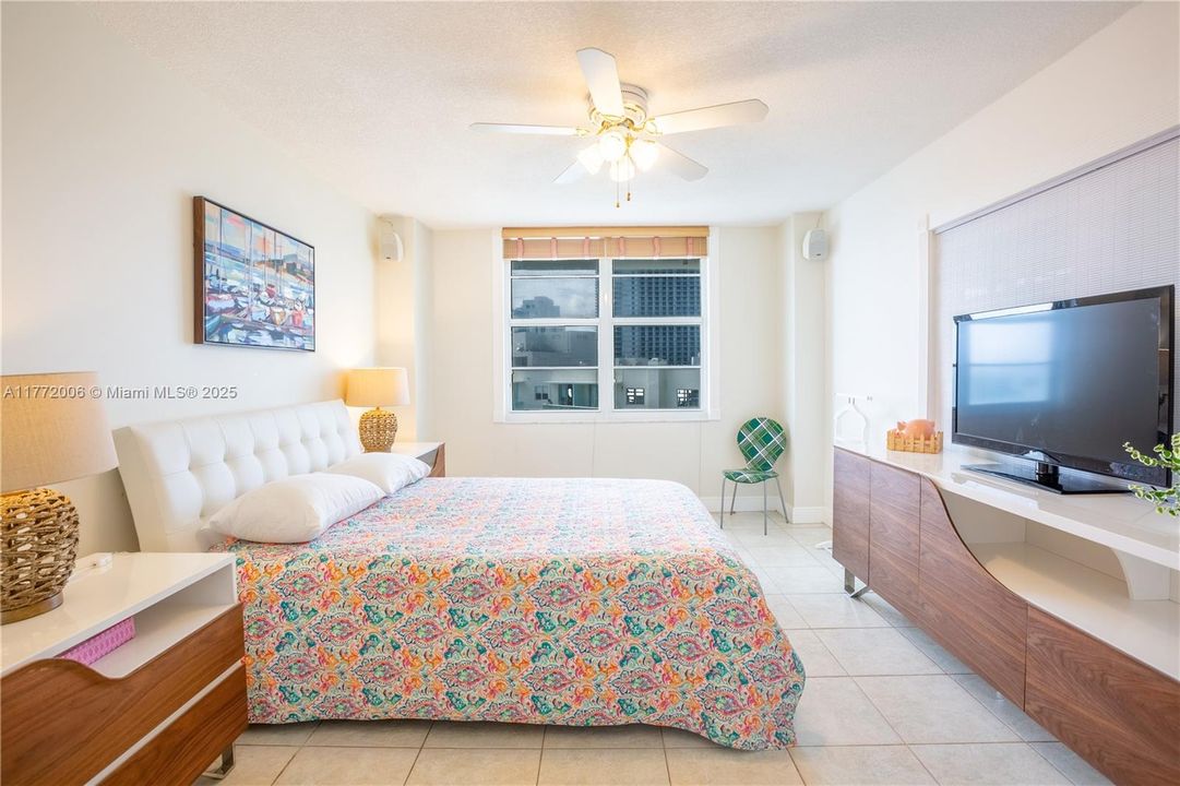 For Sale: $595,900 (2 beds, 2 baths, 1210 Square Feet)