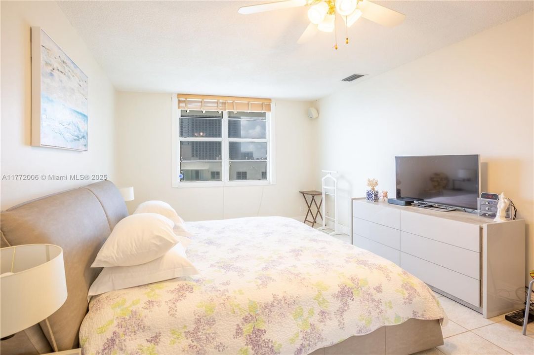 For Sale: $595,900 (2 beds, 2 baths, 1210 Square Feet)