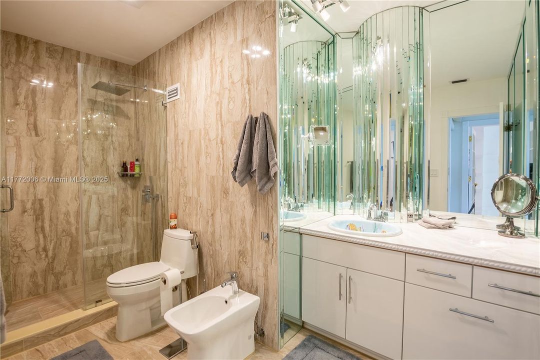 For Sale: $595,900 (2 beds, 2 baths, 1210 Square Feet)