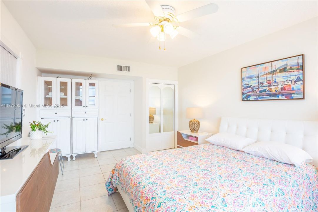 For Sale: $595,900 (2 beds, 2 baths, 1210 Square Feet)