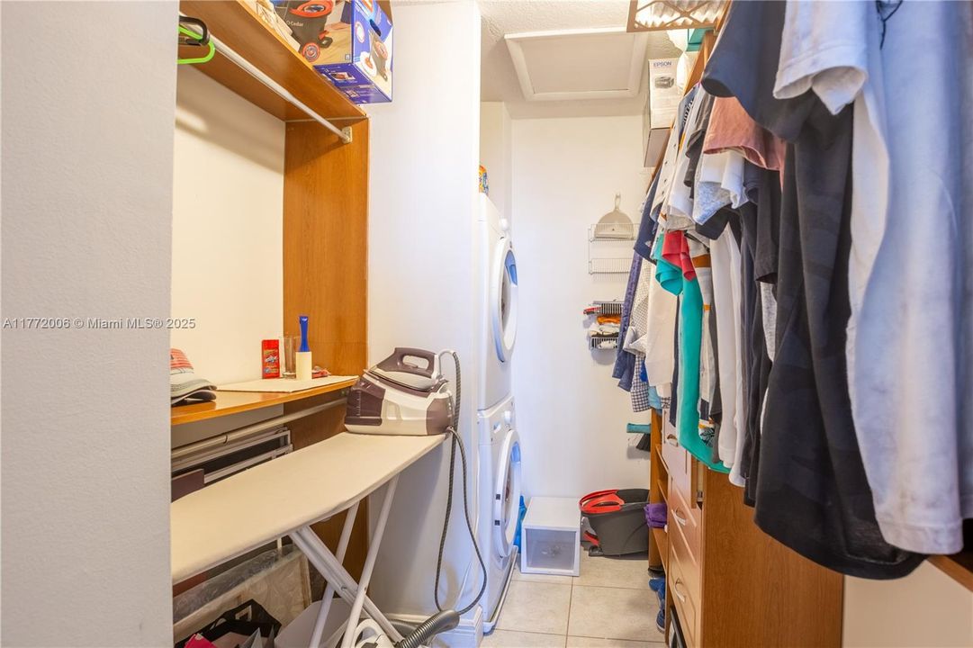 For Sale: $595,900 (2 beds, 2 baths, 1210 Square Feet)