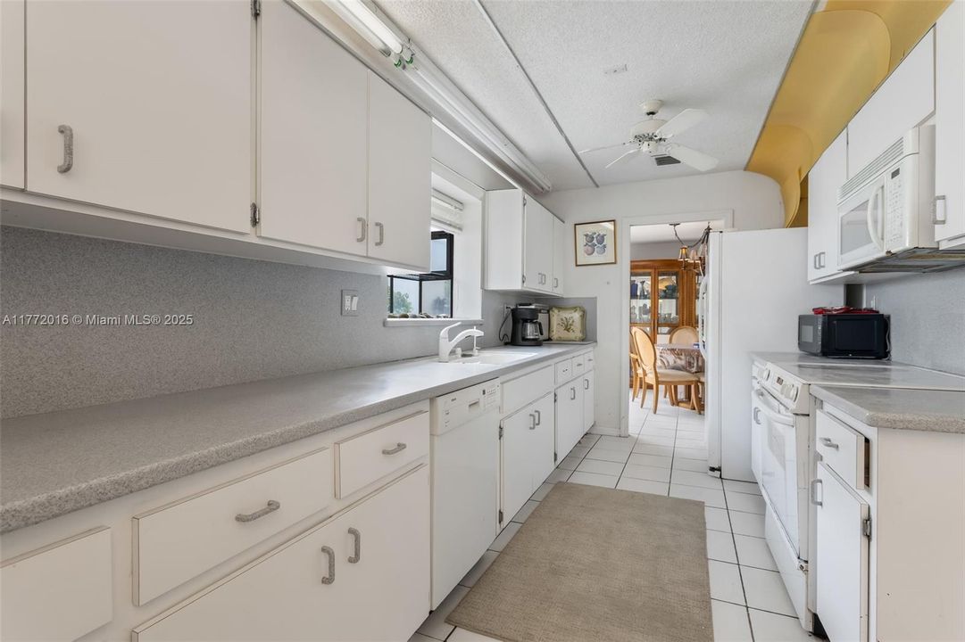 Vendido Recientemente: $639,900 (3 camas, 2 baños, 1976 Pies cuadrados)