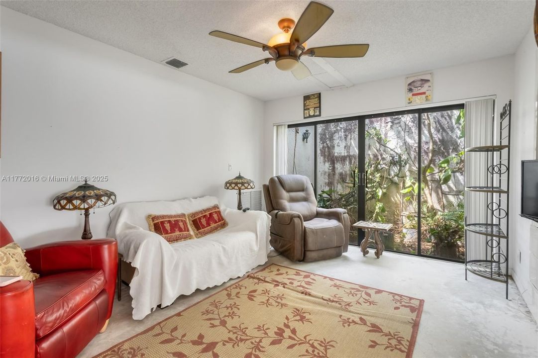 Vendido Recientemente: $639,900 (3 camas, 2 baños, 1976 Pies cuadrados)