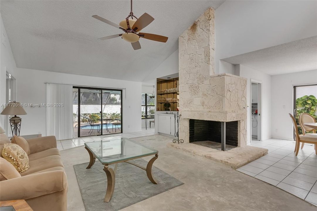 Vendido Recientemente: $639,900 (3 camas, 2 baños, 1976 Pies cuadrados)