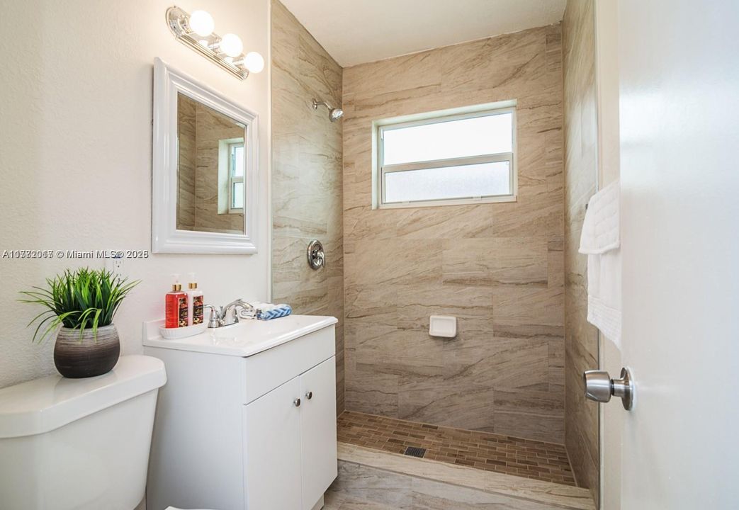 For Sale: $549,000 (2 beds, 2 baths, 925 Square Feet)