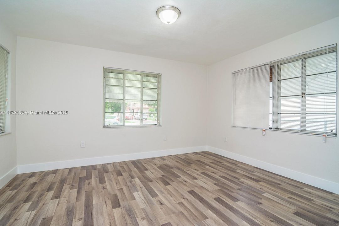 For Sale: $549,000 (2 beds, 2 baths, 925 Square Feet)