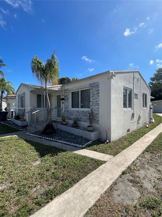 For Sale: $549,000 (2 beds, 2 baths, 925 Square Feet)