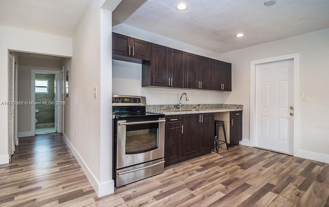 For Sale: $549,000 (2 beds, 2 baths, 925 Square Feet)