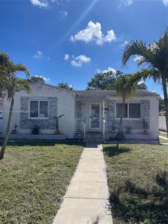 For Sale: $549,000 (2 beds, 2 baths, 925 Square Feet)