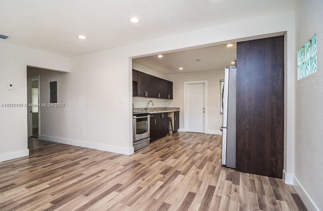 For Sale: $549,000 (2 beds, 2 baths, 925 Square Feet)