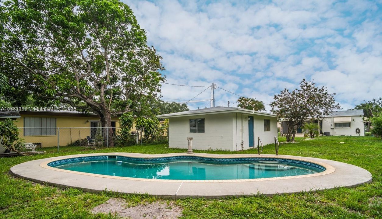 For Sale: $549,000 (2 beds, 2 baths, 925 Square Feet)