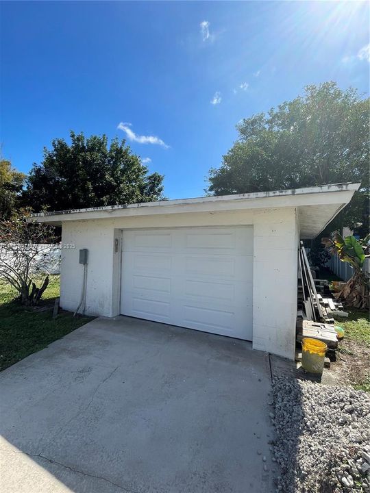 For Sale: $549,000 (2 beds, 2 baths, 925 Square Feet)