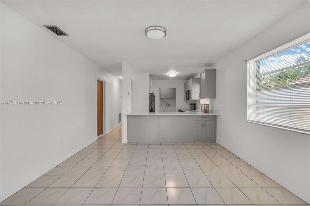 Recently Rented: $3,400 (4 beds, 2 baths, 1540 Square Feet)