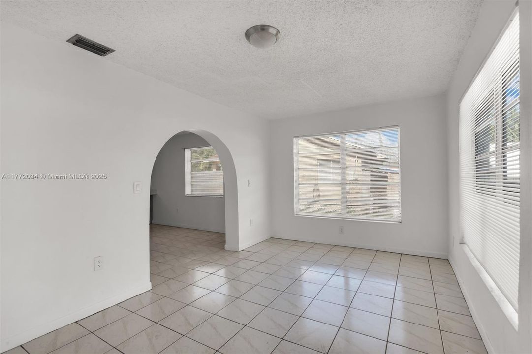 Recently Rented: $3,400 (4 beds, 2 baths, 1540 Square Feet)