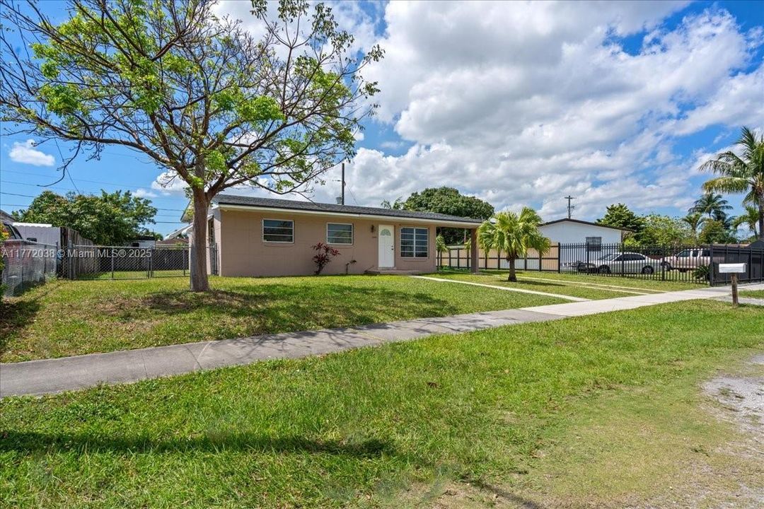 Недавно продано: $449,999 (3 спален, 1 ванн, 1042 Квадратных фут)