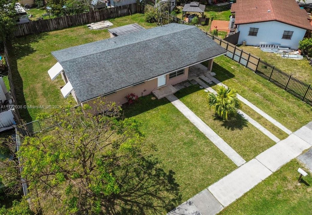 Недавно продано: $449,999 (3 спален, 1 ванн, 1042 Квадратных фут)