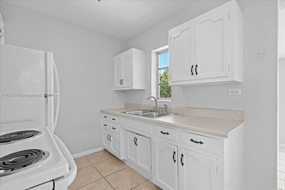 Недавно продано: $449,999 (3 спален, 1 ванн, 1042 Квадратных фут)