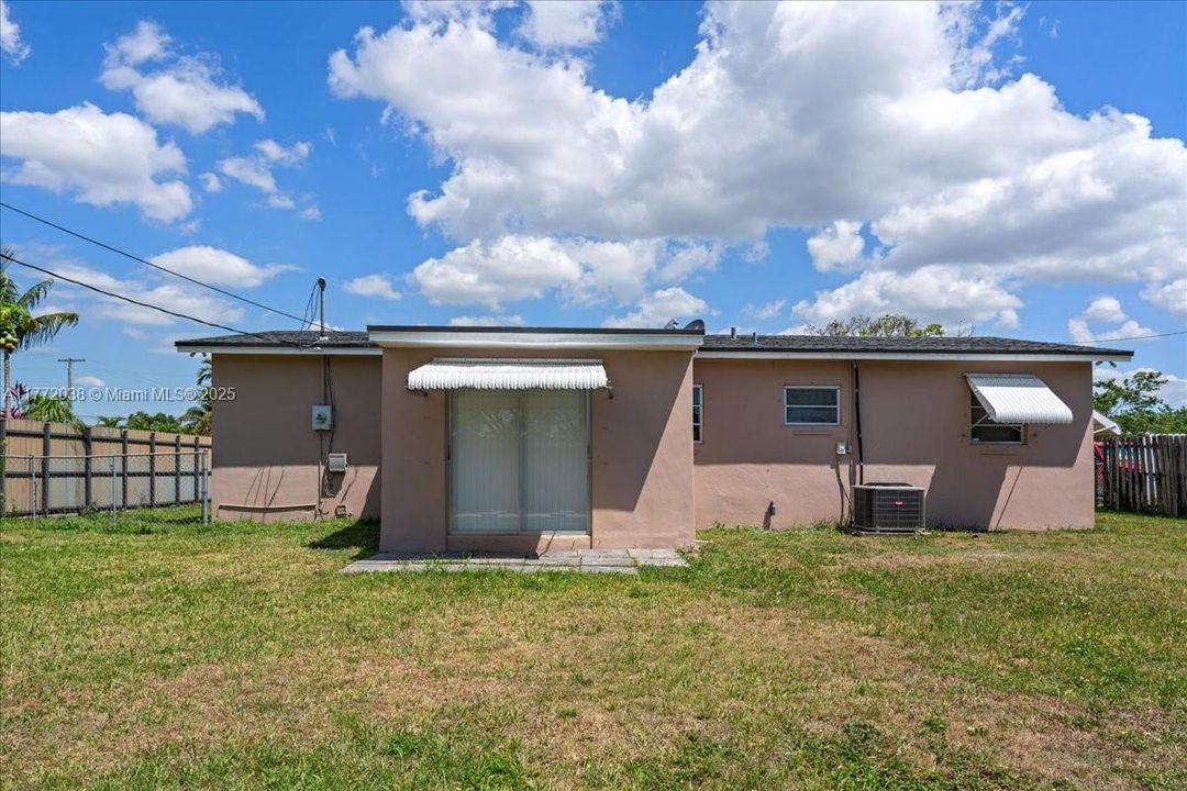 Недавно продано: $449,999 (3 спален, 1 ванн, 1042 Квадратных фут)