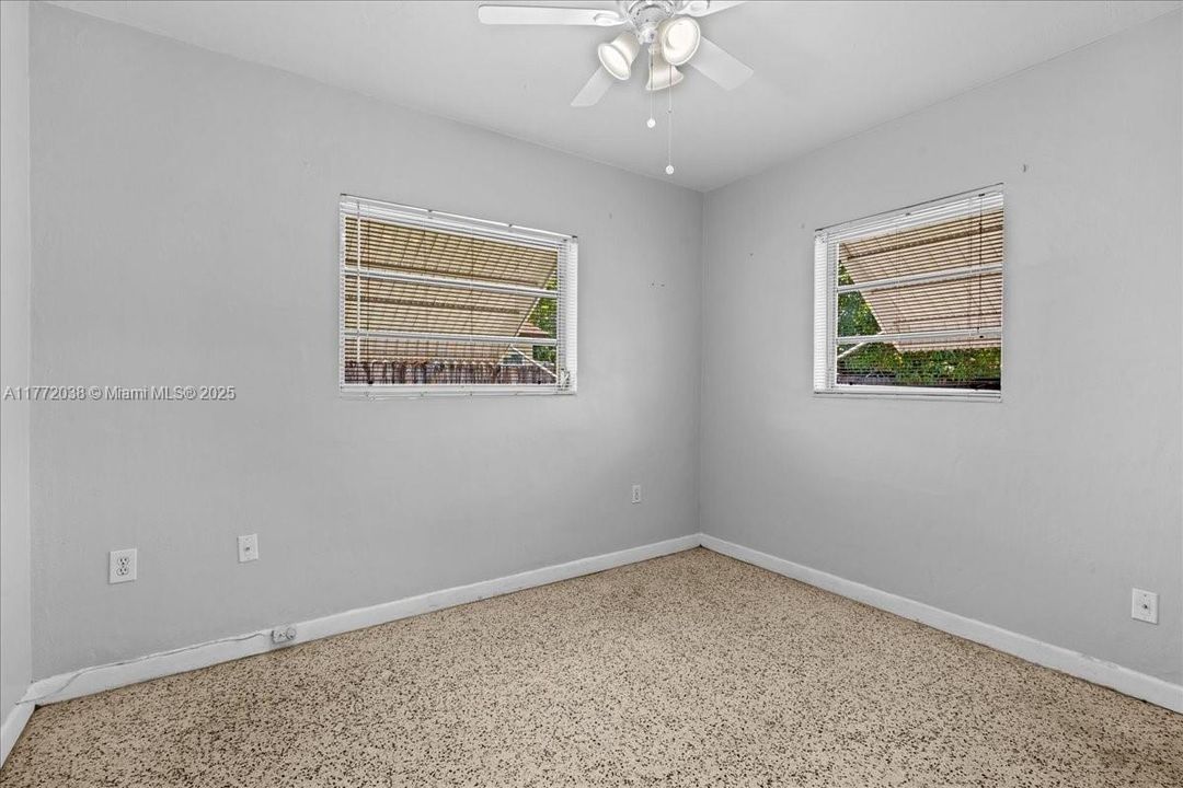 Недавно продано: $449,999 (3 спален, 1 ванн, 1042 Квадратных фут)