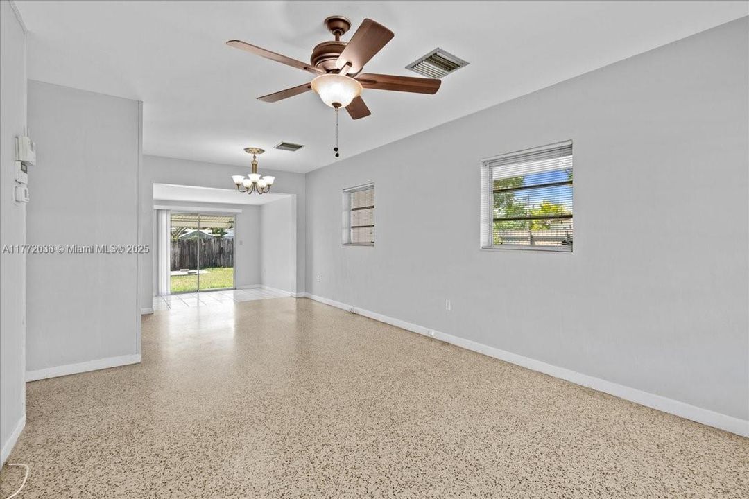 Недавно продано: $449,999 (3 спален, 1 ванн, 1042 Квадратных фут)