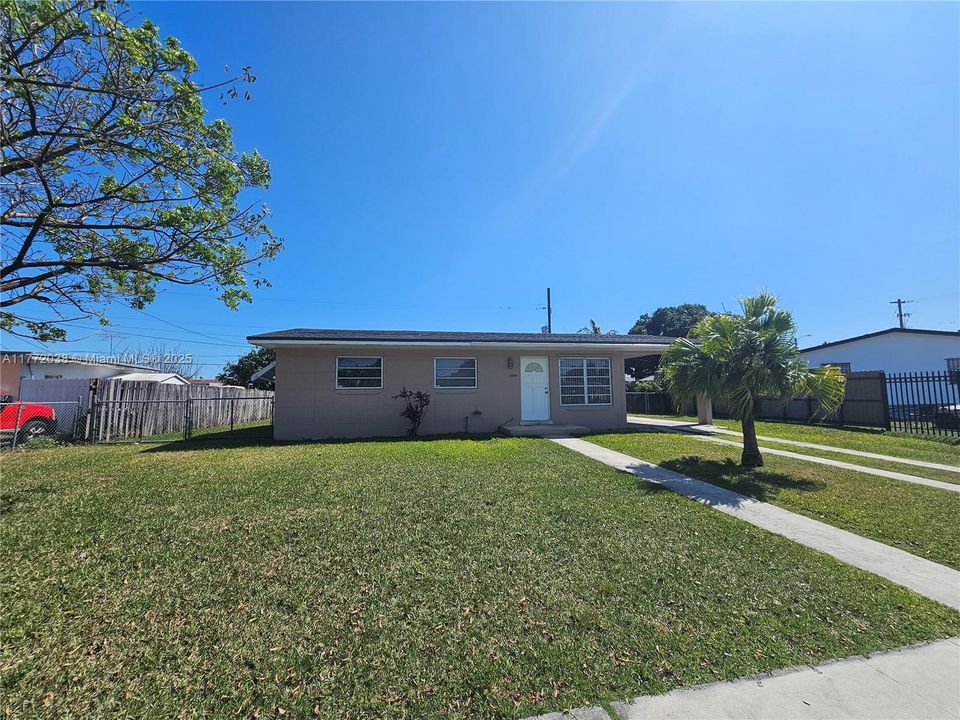 Недавно продано: $449,999 (3 спален, 1 ванн, 1042 Квадратных фут)