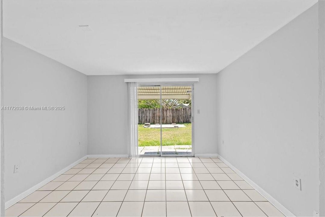 Недавно продано: $449,999 (3 спален, 1 ванн, 1042 Квадратных фут)