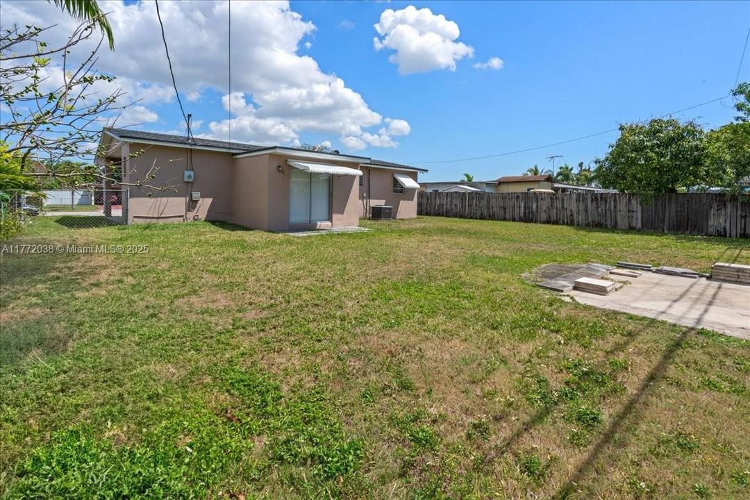 Недавно продано: $449,999 (3 спален, 1 ванн, 1042 Квадратных фут)