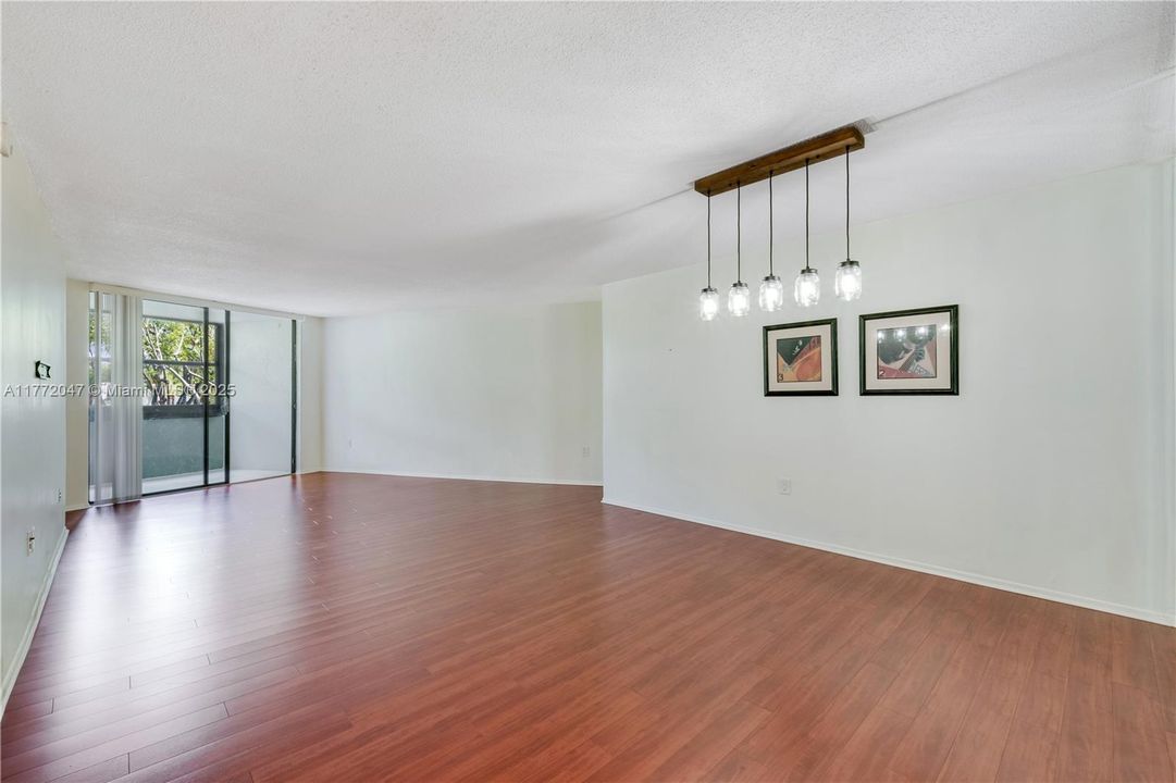 Recently Sold: $200,000 (1 beds, 1 baths, 895 Square Feet)