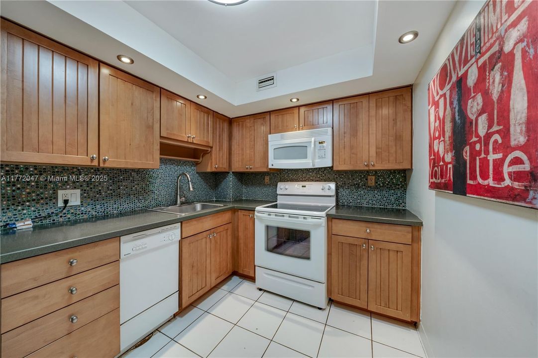 Recently Sold: $200,000 (1 beds, 1 baths, 895 Square Feet)